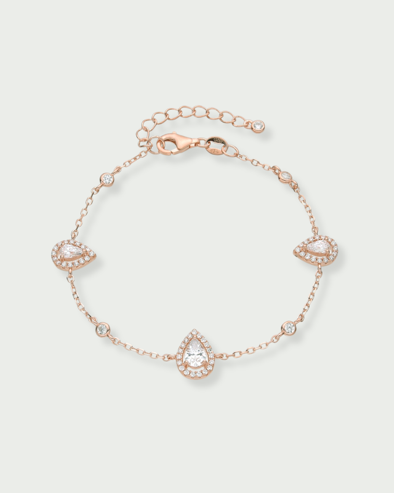 Bracelet Trio Infini Poire en argent 925 doré à l’or rose 18 carats, orné de trois zirconiums en forme de poire et de zirconiums ronds scintillants.