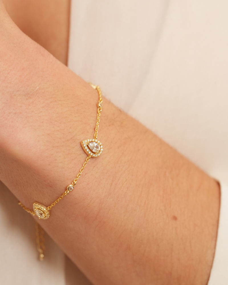 Bracelet Trio Infini Poire doré en argent 925 rhodié à l’or fin avec trois pierres en zirconium blanc taille poire disposées le long d’une chaîne fine ajustable, bijou élégant et lumineux