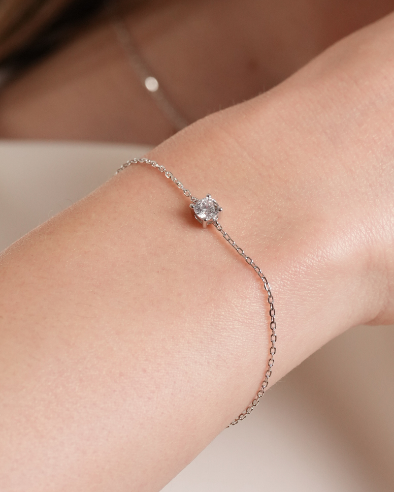 Bracelet chaîne Intemporel GENA en argent 925 rhodié porté au poignet, bijou femme argenté