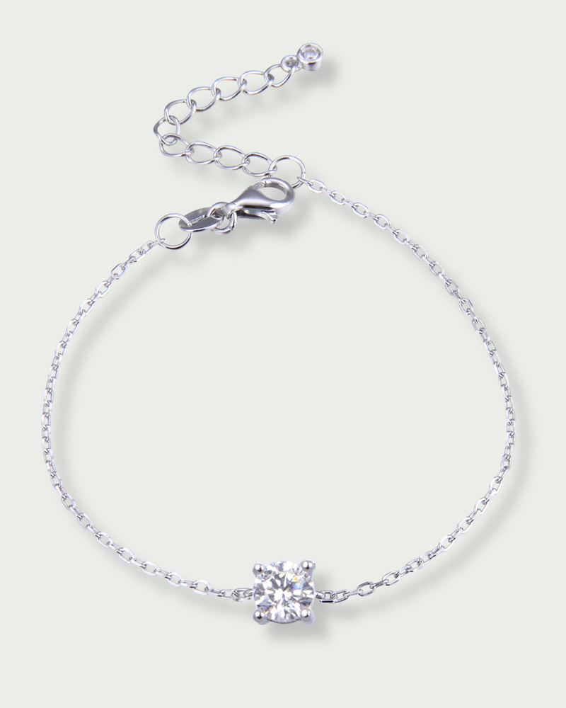 Bracelet Chaîne Intemporel – Blanc en argent 925 rhodié, chaîne fine au design minimaliste et épuré, finition polie brillante résistante à l’oxydation, longueur ajustable de 16 à 18 cm, conçu pour illuminer le poignet avec une élégance intemporelle, du grand jour aux instants du quotidien.
