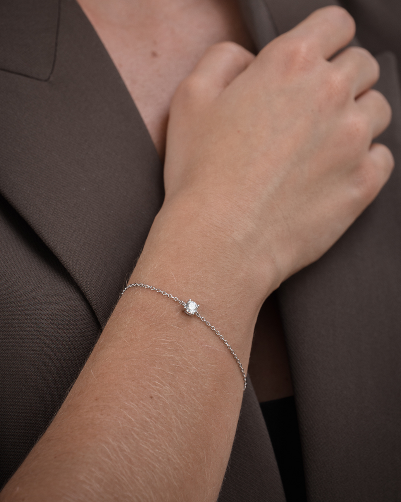 Bracelet Chaîne Intemporel – Blanc en argent 925 rhodié, chaîne fine au design minimaliste et épuré, finition polie brillante résistante à l’oxydation, longueur ajustable de 16 à 18 cm, conçu pour illuminer le poignet avec une élégance intemporelle, du grand jour aux instants du quotidien.
