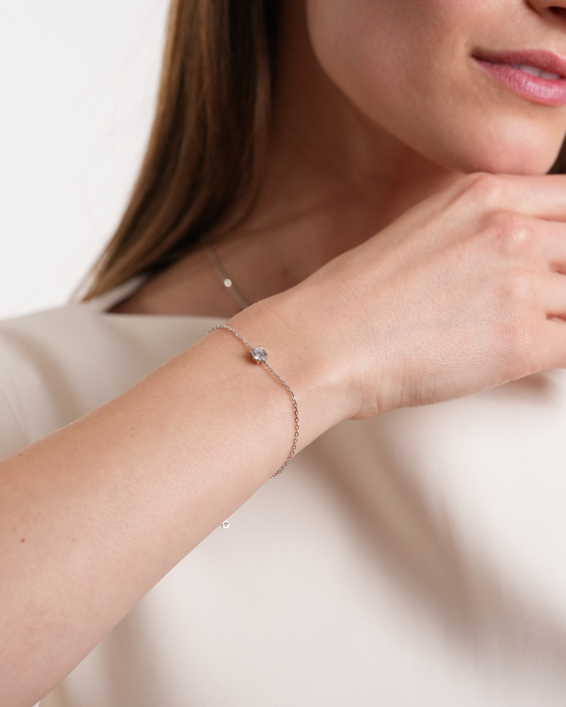 Bracelet Chaîne Intemporel – Blanc en argent 925 rhodié, chaîne fine au design minimaliste et épuré, finition polie brillante résistante à l’oxydation, longueur ajustable de 16 à 18 cm, conçu pour illuminer le poignet avec une élégance intemporelle, du grand jour aux instants du quotidien.
