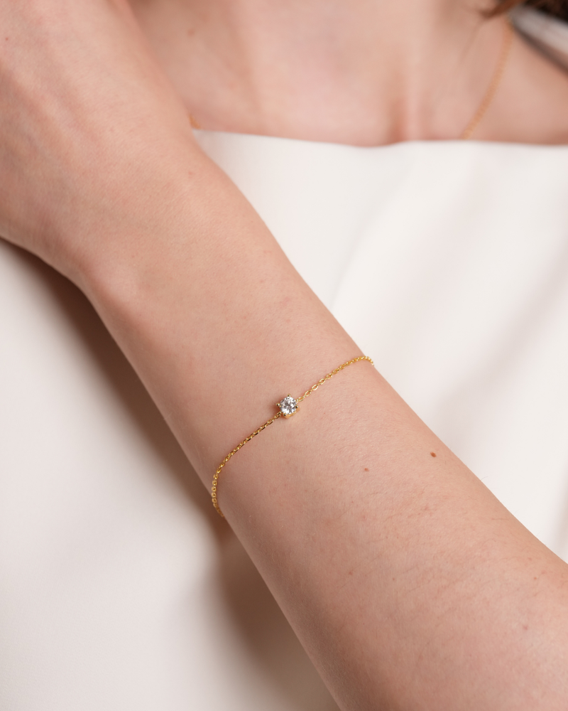 Bracelet Chaîne Intemporel – Doré en argent 925 doré à l’or 18 carats, chaîne fine au design minimaliste, finition lumineuse résistante à l’oxydation, longueur ajustable, éclat solaire et intemporel au quotidien.
Porté
