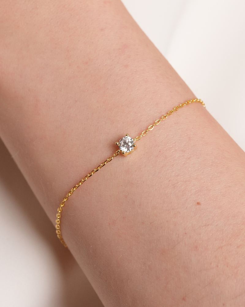 Bracelet Chaîne Intemporel – Doré en argent 925 doré à l’or 18 carats, chaîne fine au design minimaliste, finition lumineuse résistante à l’oxydation, longueur ajustable, éclat solaire et intemporel au quotidien.
Porté