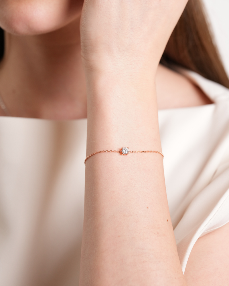 Bracelet Chaîne Intemporel – Rose en argent 925 doré à l’or rose 18 carats, chaîne fine au design minimaliste, finition lumineuse résistante à l’oxydation, longueur ajustable, éclat doux et intemporel au quotidien.
