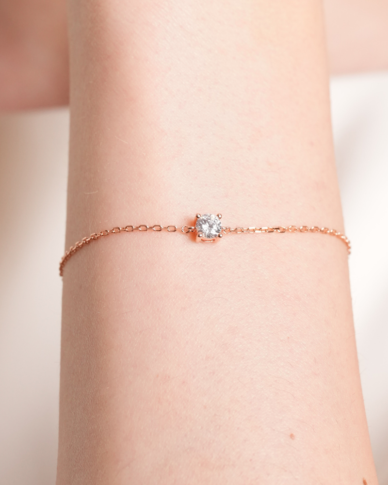 Bracelet Chaîne Intemporel – Rose en argent 925 doré à l’or rose 18 carats, chaîne fine au design minimaliste, finition lumineuse résistante à l’oxydation, longueur ajustable, éclat doux et intemporel au quotidien.
