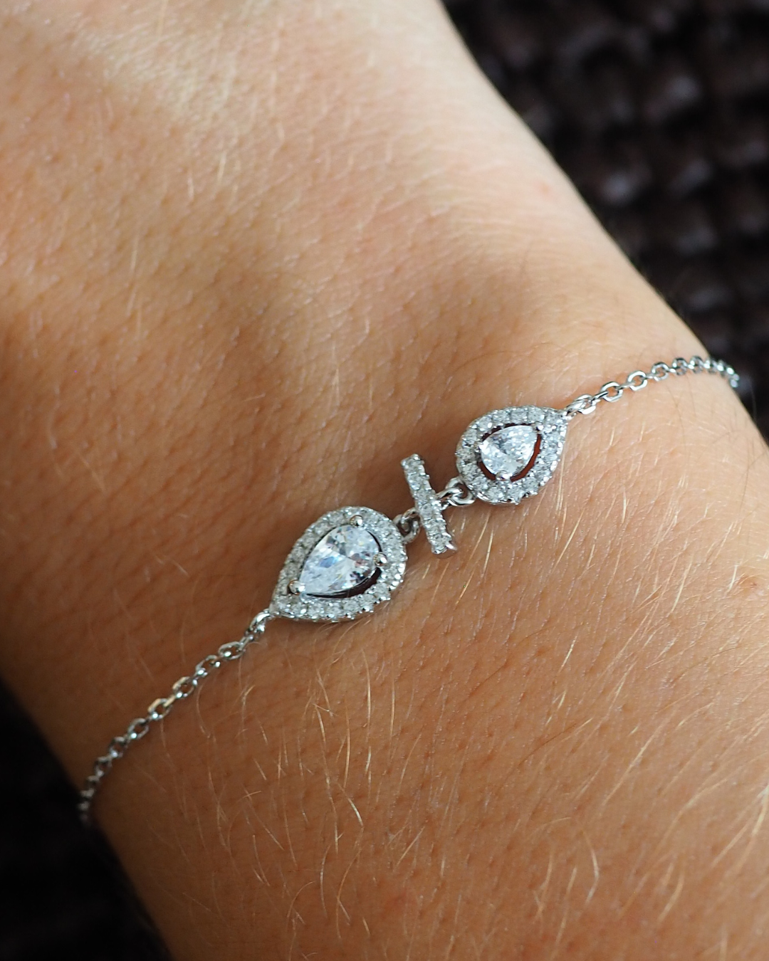 Bracelet  avec 2 poires en argent 925 rhodié et Zirconiums porté