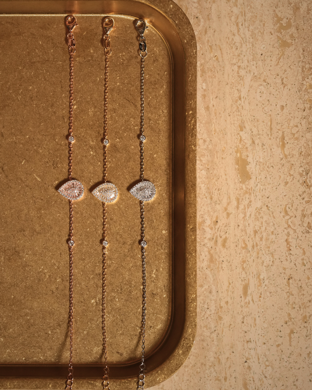 Bracelet argent 925 blanc, doré, rose avec pendentif poire pavé zirconium baguettes.