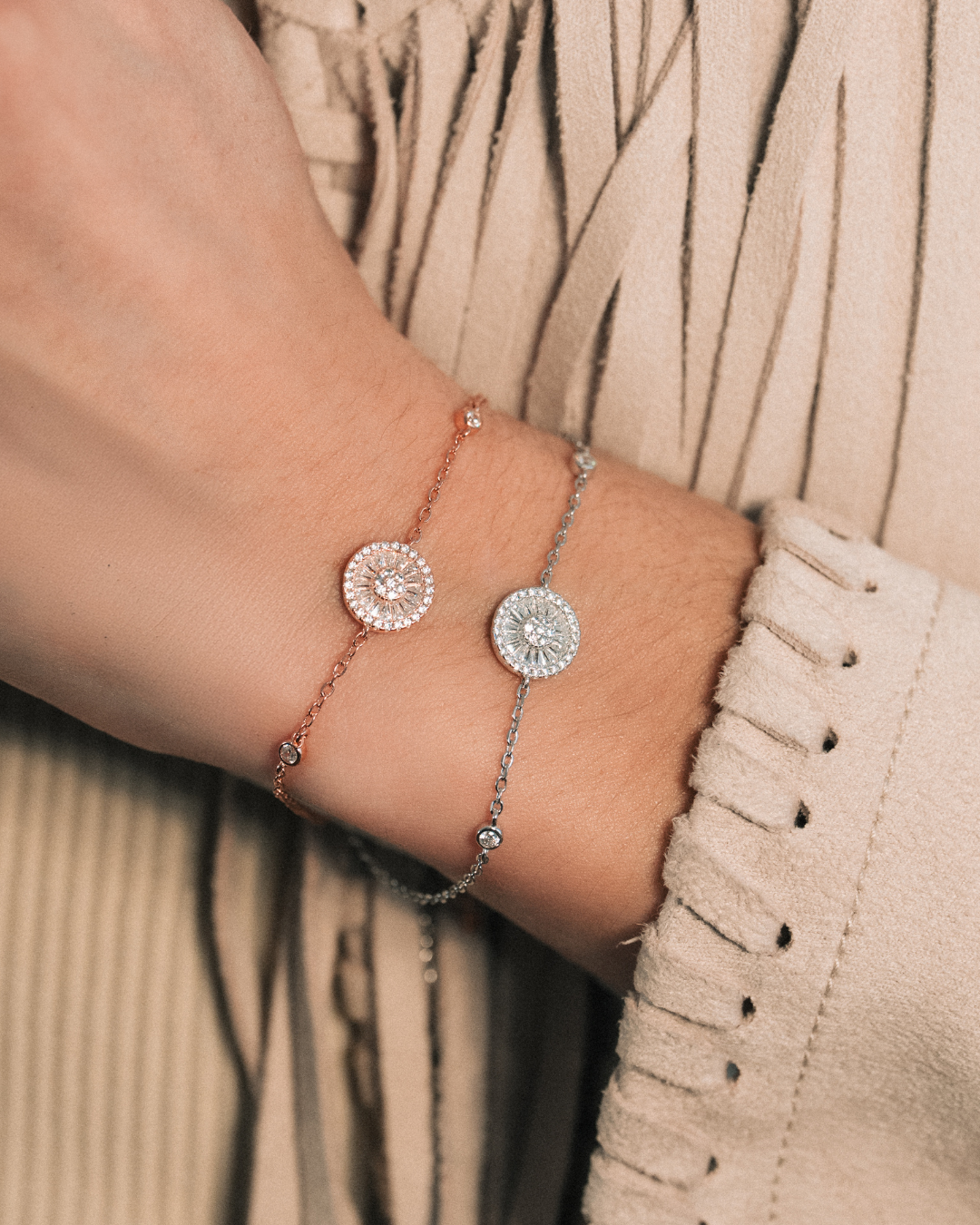 Bracelet argent 925 doré à l'or 18 carats avec motif rond pavé zirconium taille baguette.
