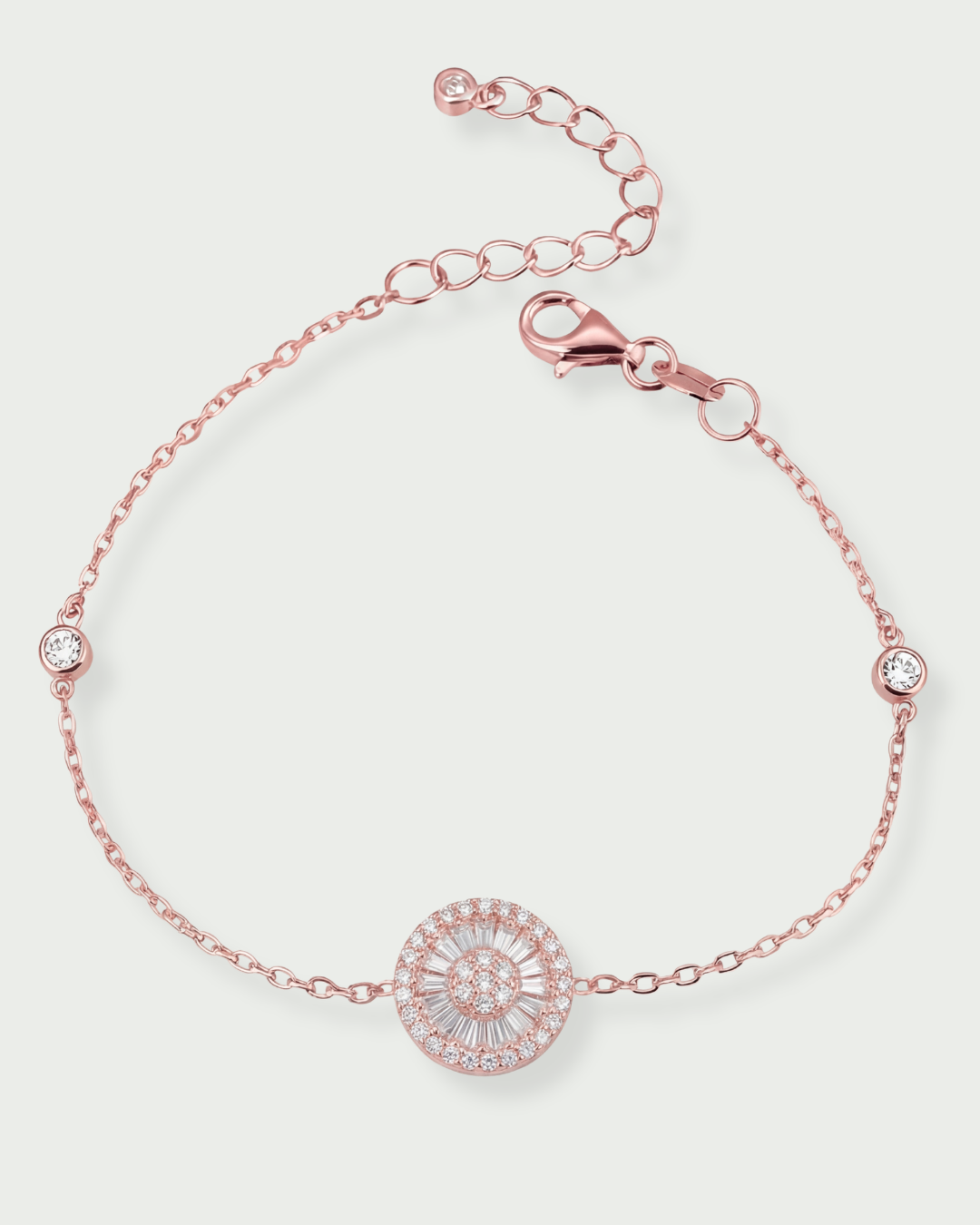 Bracelet argent 925 doré à l'or rose 18 carats avec motif rond pavé zirconium taille baguette.