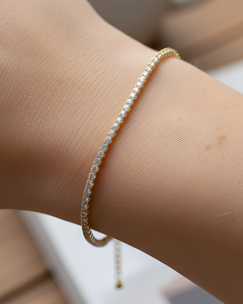 Bracelet Tennis Intemporel – DORÉ en argent 925 doré à l’or 18 carats, ligne de pierres finement serties, finition lumineuse résistante à l’oxydation, fermoir sécurisé, éclat doux et intemporel.
