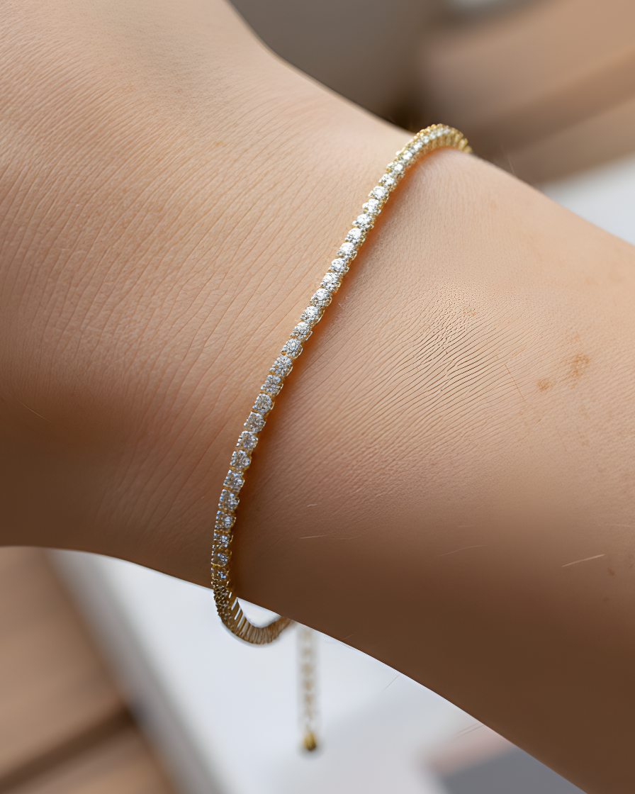 Bracelet Tennis Intemporel – DORÉ en argent 925 doré à l’or 18 carats, ligne de pierres finement serties, finition lumineuse résistante à l’oxydation, fermoir sécurisé, éclat doux et intemporel.
