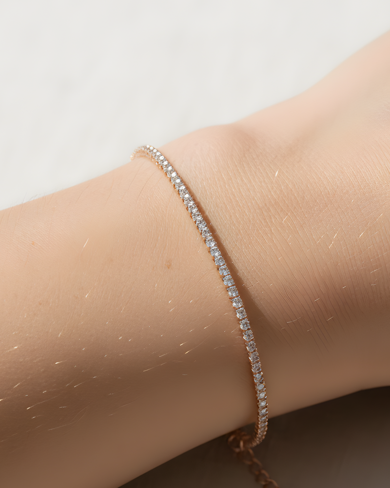 Bracelet Tennis Intemporel – Rose en argent 925 doré à l’or rose 18 carats, ligne de pierres finement serties, finition lumineuse résistante à l’oxydation, fermoir sécurisé, éclat doux et intemporel.
