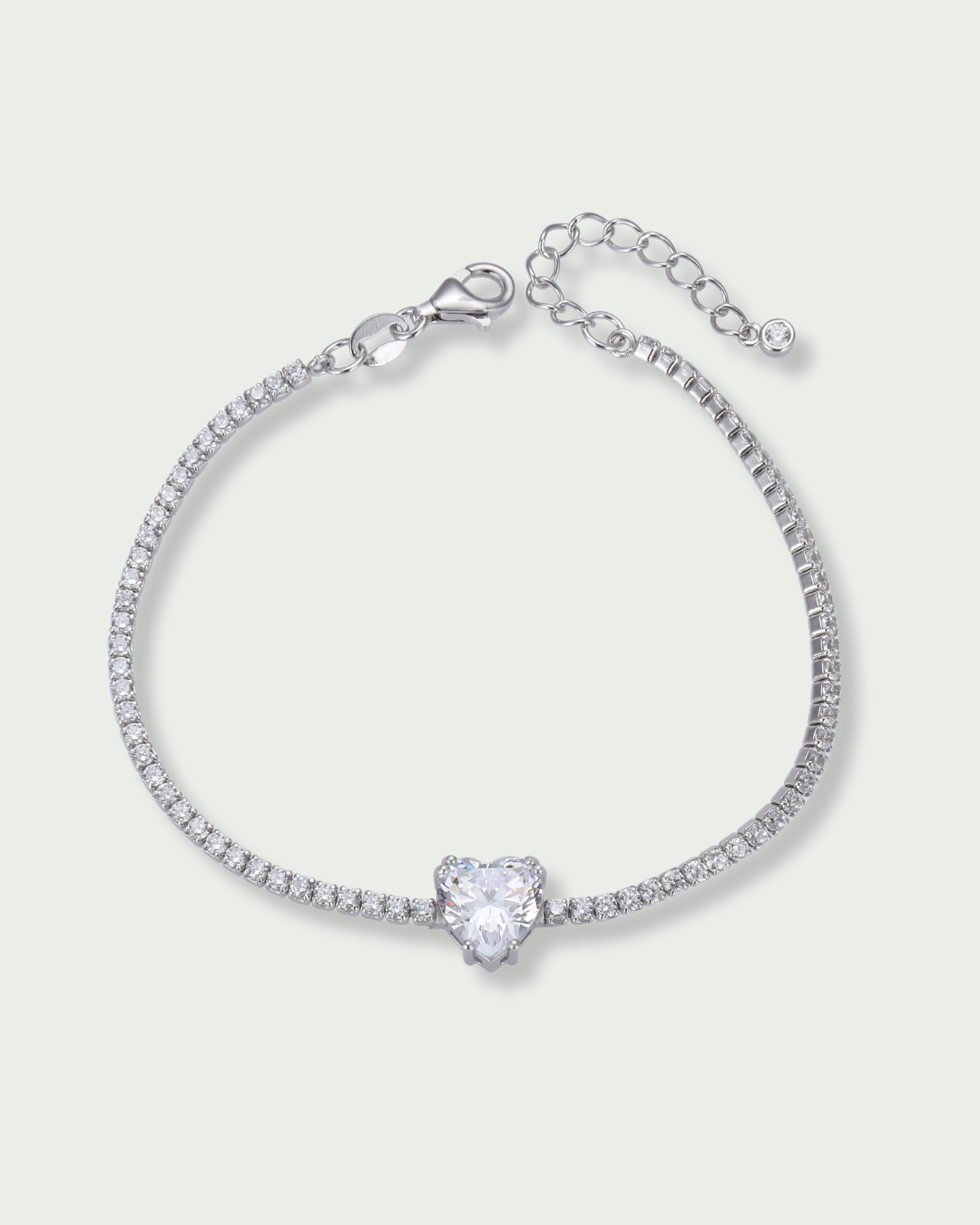Bracelet Tennis Cœur Blanc en argent 925, composé d’une rivière de zirconiums blancs et orné d’un zirconium central en forme de cœur.