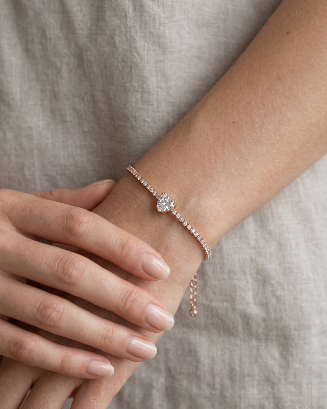 Bracelet Tennis Cœur Blanc en argent 925 doré a l'or rose 18 carats, composé d’une rivière de zirconiums blancs et orné d’un zirconium central en forme de cœur.