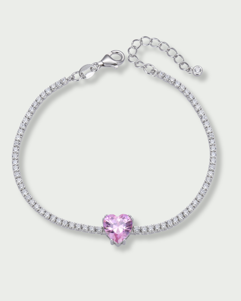 Bracelet Tennis Cœur Rose en argent 925, composé d’une rivière de zirconiums blancs et orné d’un zirconium rose central en forme de cœur.