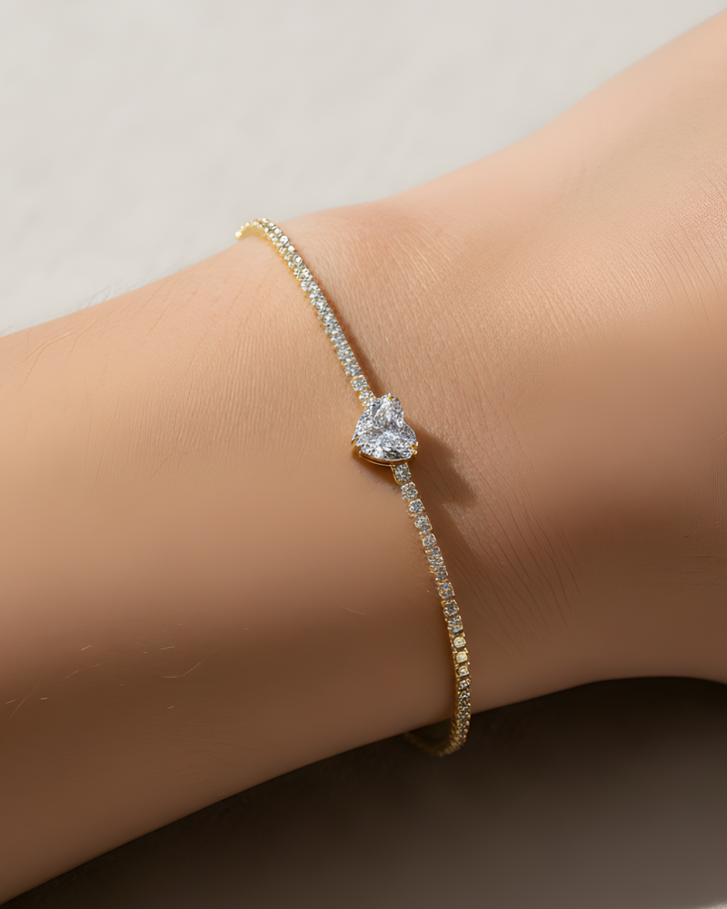 Bracelet « Tennis Cœur » en argent 925 doré à l'or 18 carats doré, rangée continue de pierres blanches sublimée par un cœur de zirconium.
