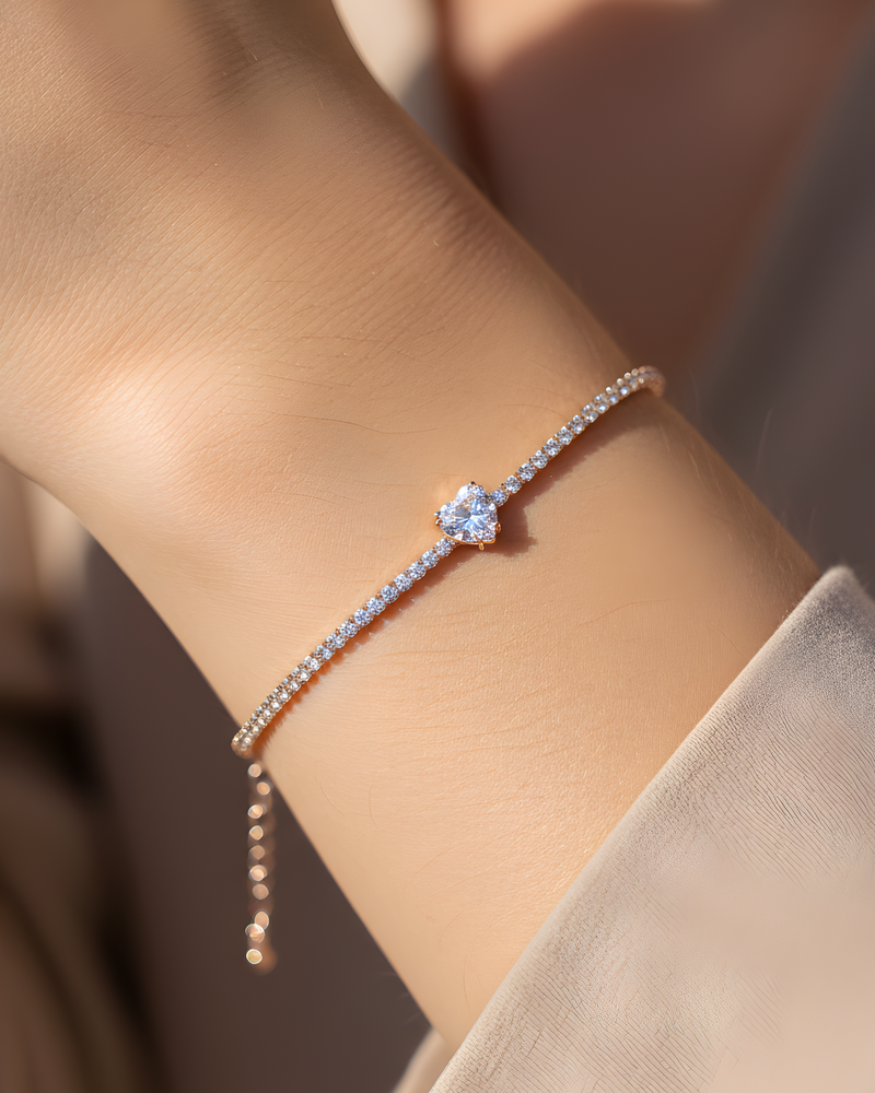 Bracelet « Tennis Cœur » en argent 925 doré à l'or 18 carats doré, rangée continue de pierres blanches sublimée par un cœur de zirconium.