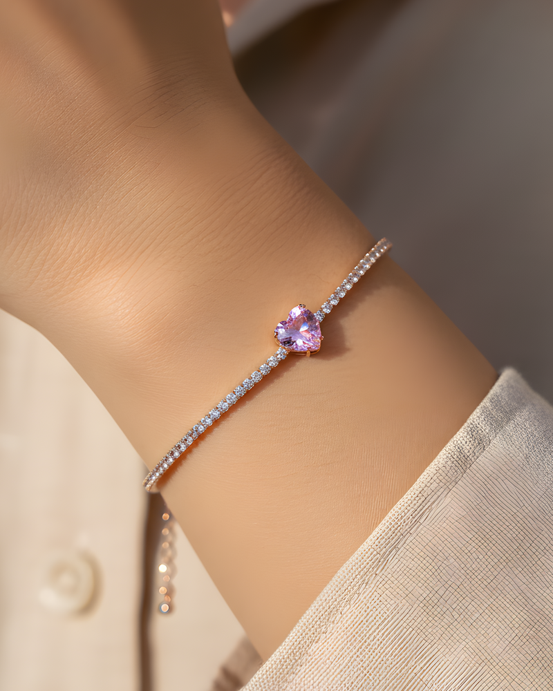 Bracelet « Tennis Cœur » en argent 925 doré à l'or 18 carats rose, rangée continue de pierres blanches sublimée par un cœur  rose en zirconium.