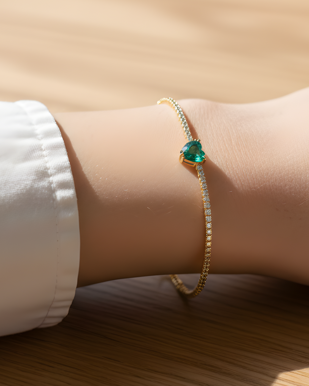 Bracelet « Tennis Cœur » en argent 925 doré à l'or 18 carats doré, rangée continue de pierres blanches sublimée par un cœur vert en zirconium.