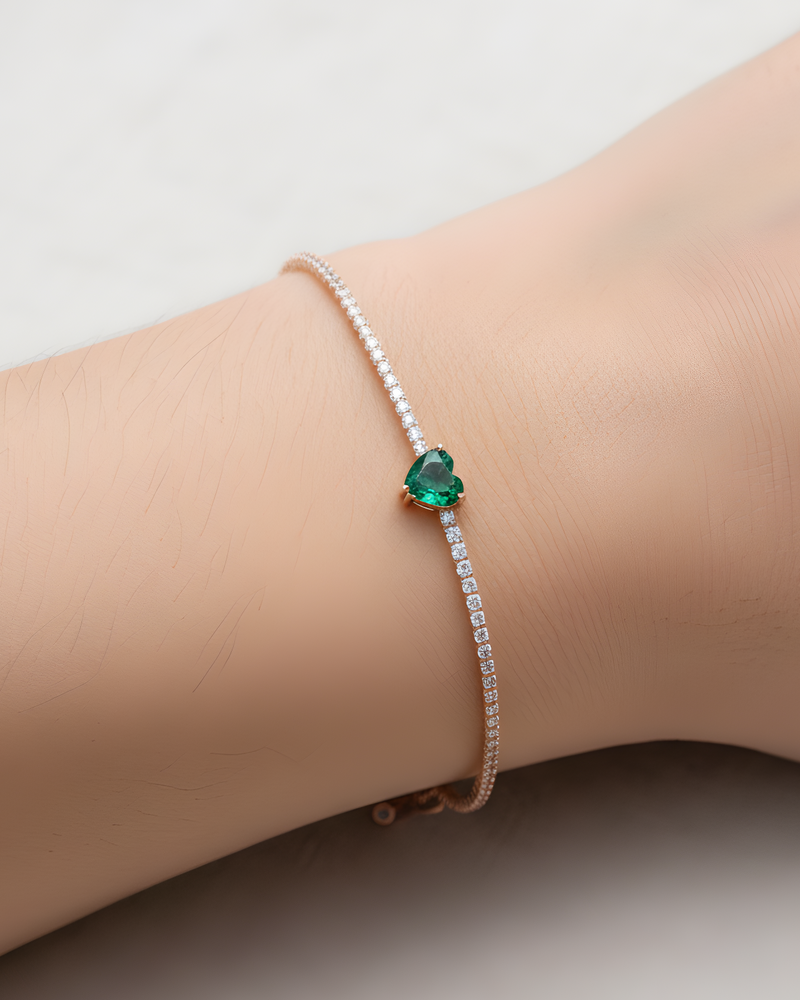 Bracelet « Tennis Cœur » en argent 925 doré à l'or 18 carats rose, rangée continue de pierres blanches sublimée par un cœur  vert en zirconium.
