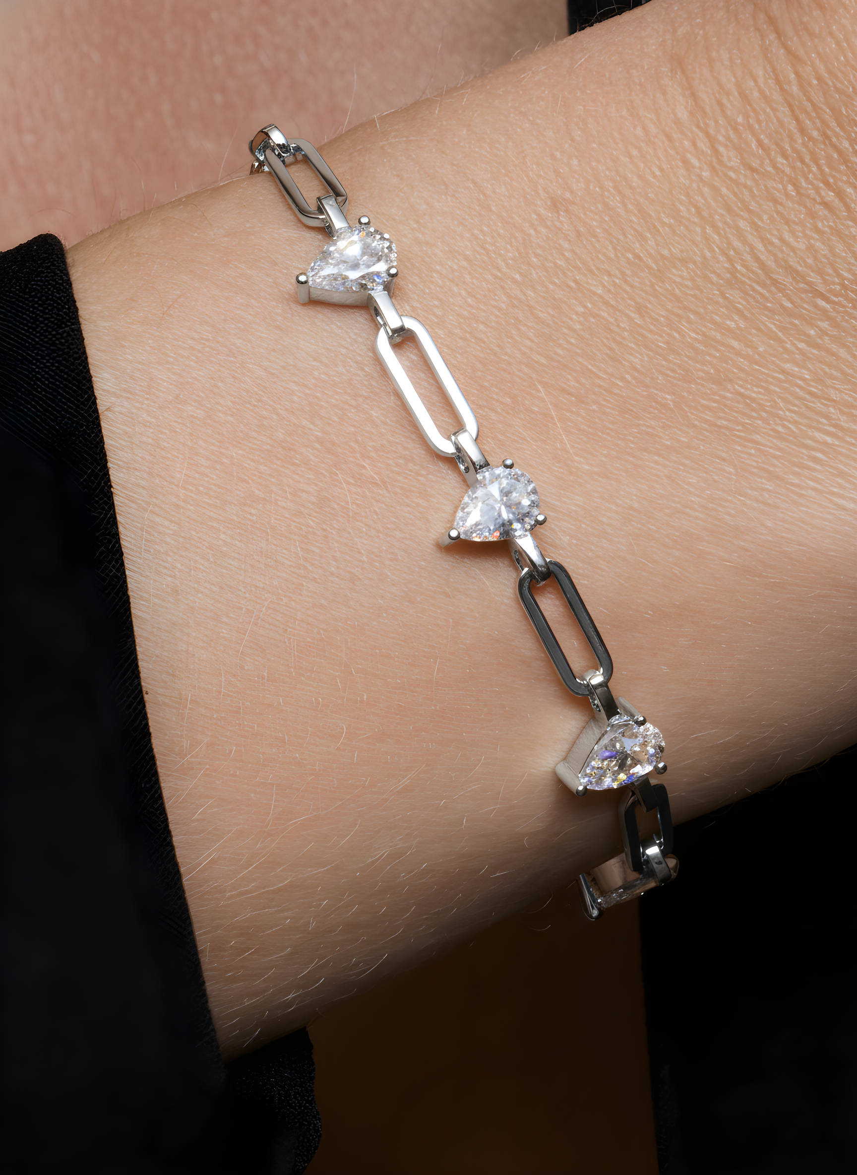 Bracelet chaîne Pear Glow blanc en argent 925 rhodié, chaîne fine ornée de plusieurs zirconiums taille poire délicats, design élégant et lumineux qui habille délicatement le poignet.