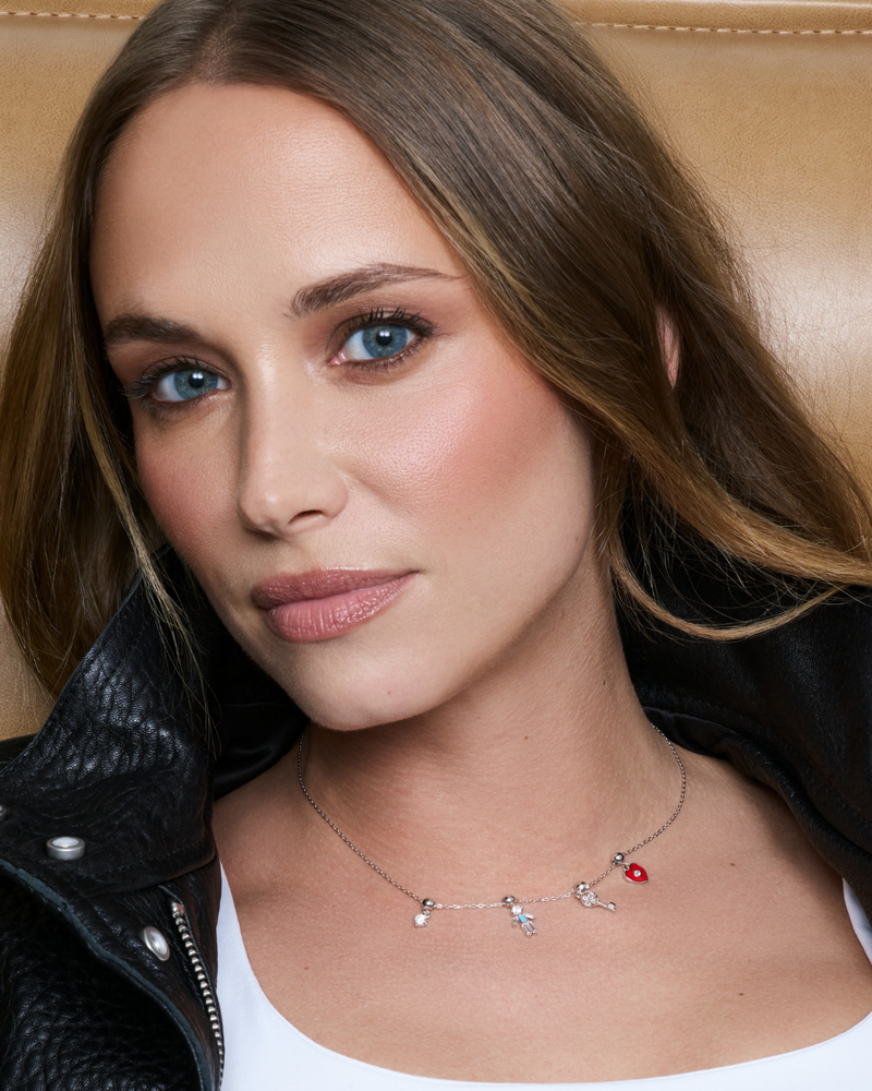 Chaine à charms argent 925 avec 4 charms (pierre, garçon, clé, coeur) porté par Agathe