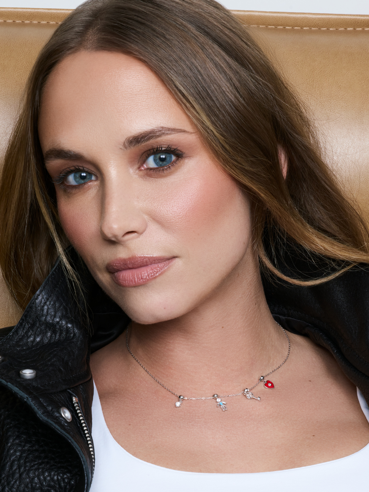 Chaine à charms argent 925 avec 4 charms (pierre, garçon, clé, coeur) porté par Agathe