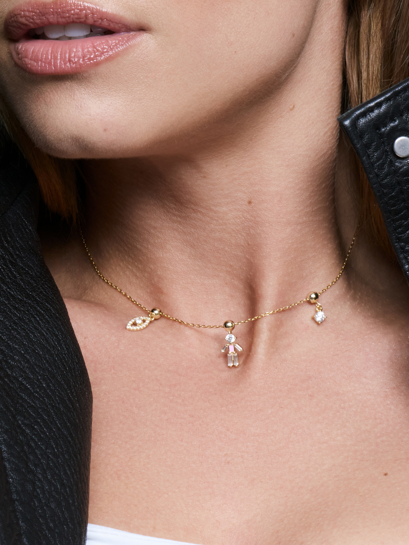 Chaine à charms argent 925 doré à l'or 18 carats avec 3 charms (oeil, fille, pierre) porté par Agathe