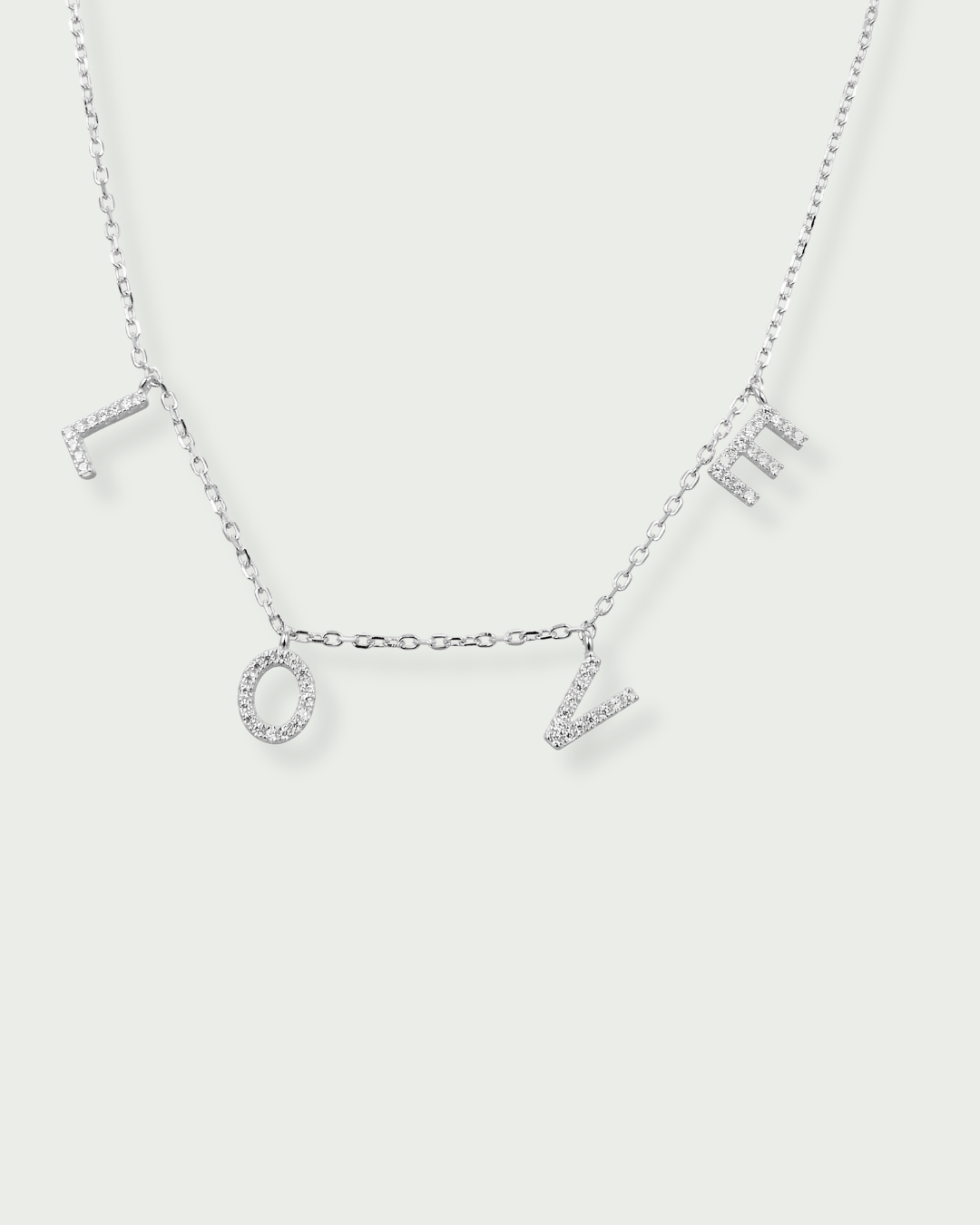 Collier « Love » en argent 925 rhodié, pendentif composé de lettres serties de zirconiums formant le mot LOVE, suspendu à une chaîne fine, finition polie brillante.