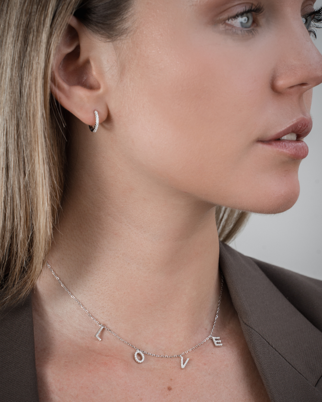 Collier « Love » en argent 925 rhodié, pendentif composé de lettres serties de zirconiums formant le mot LOVE, suspendu à une chaîne fine, finition polie brillante.