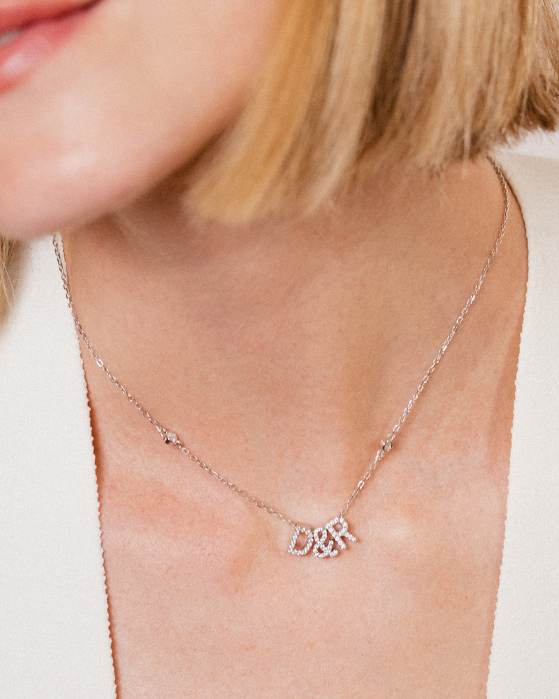 Collier personnalisable en argent 925 rhodié avec chaîne fine et lettres à composer, bijou femme sur mesure.