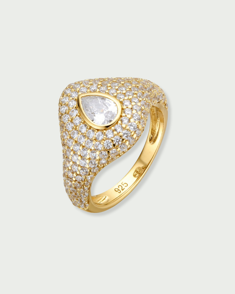 Chevalière pavée poire dorée en argent 925 rhodié à l’or fin 18 carats avec surface ornée de petits zirconiums et pierre centrale en forme de poire scintillante, bague élégante et raffinée 