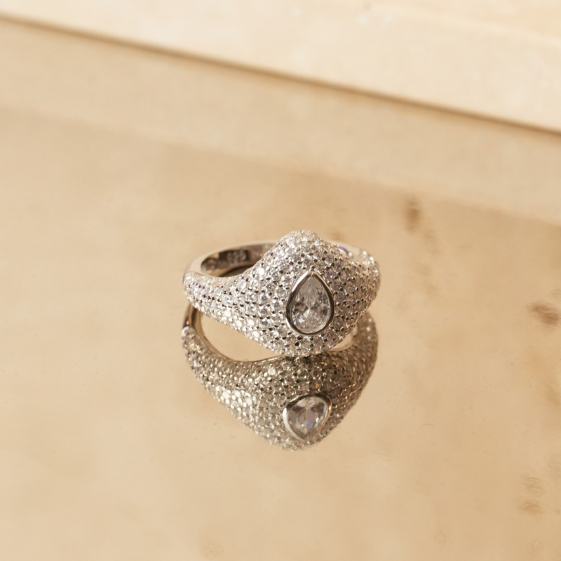 Chevalière pavée poire en argent 925 rhodié blanc, bague élégante ornée d’un motif pavé avec pierre en forme de poire scintillante, style raffiné et moderne