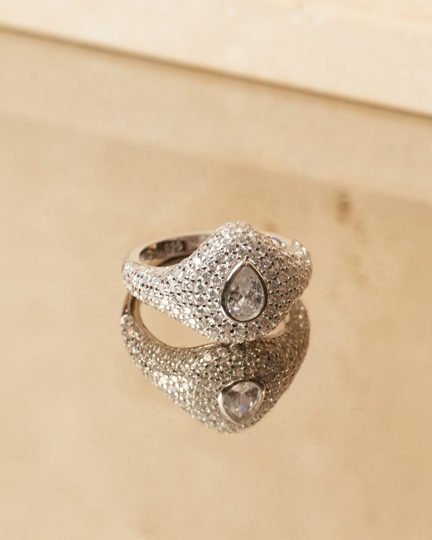 Chevalière pavée poire en argent 925 rhodié blanc, bague élégante ornée d’un motif pavé avec pierre en forme de poire scintillante, style raffiné et moderne