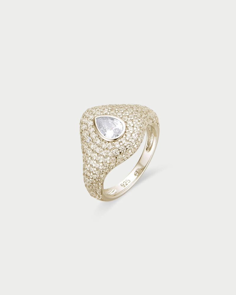 Chevalière pavée poire dorée en argent 925 doré à l’or  18 carats avec surface ornée de petits zirconiums et pierre centrale en forme de poire scintillante, bague élégante et raffinée 