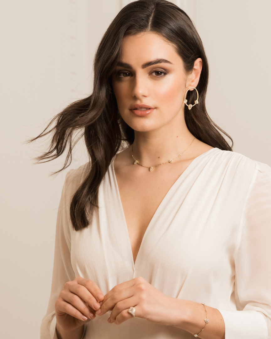 Chevalière pavée poire dorée en argent 925 rhodié à l’or fin 18 carats avec surface ornée de petits zirconiums et pierre centrale en forme de poire scintillante, bague élégante et raffinée 