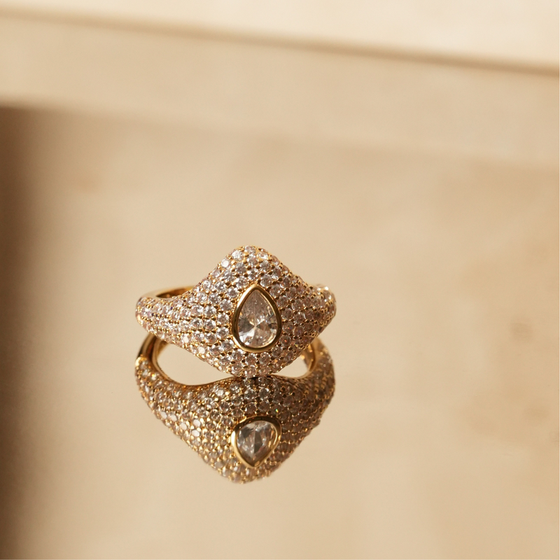 Chevalière pavée poire dorée en argent 925 rhodié à l’or fin 18 carats avec surface ornée de petits zirconiums et pierre centrale en forme de poire scintillante, bague élégante et raffinée 