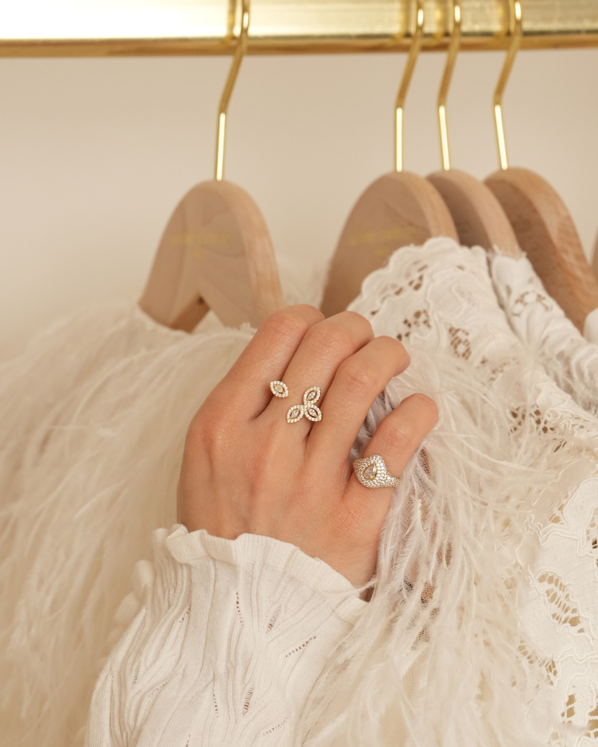 Chevalière pavée poire dorée en argent 925 rhodié à l’or fin 18 carats avec surface ornée de petits zirconiums et pierre centrale en forme de poire scintillante, bague élégante et raffinée 