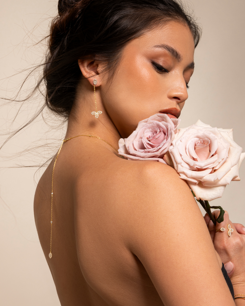 Choker « Dos Nu Fleur de Vie » en argent 925 rhodié, motif floral en zirconium taille marquise, chaîne choker 38 cm + chute dos 14 cm, finition polie brillante.