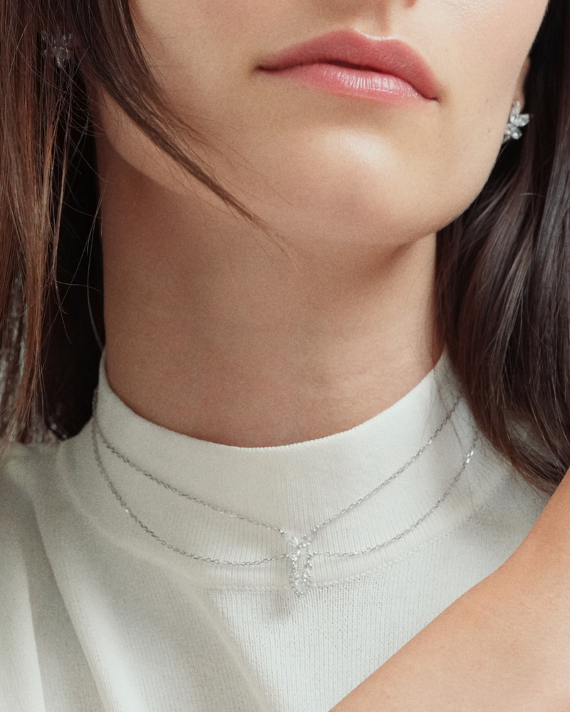 Collier ras-de-cou Papillon blanc en argent 925 rhodié & zirconiums - porté zoom 