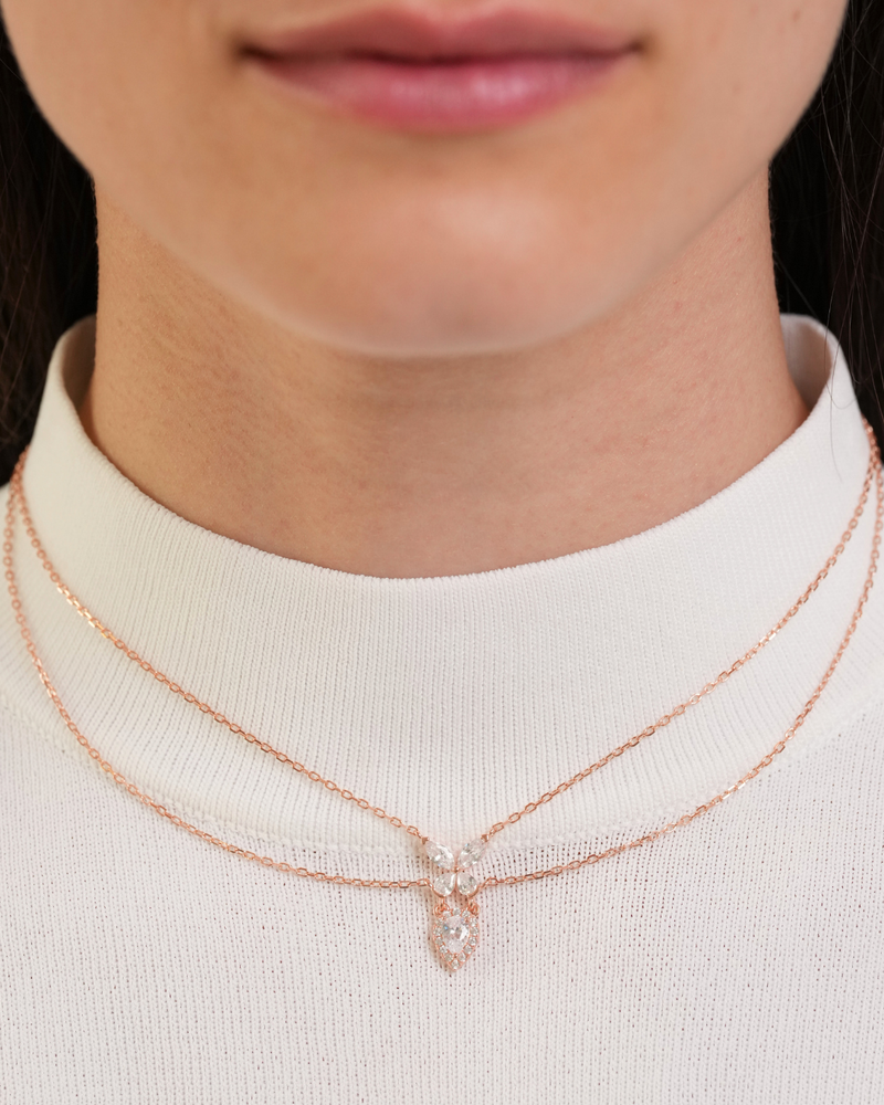 Collier ras-de-cou Papillon rose en argent 925 doré à l'or 18 carats & zirconiums - porté zoom