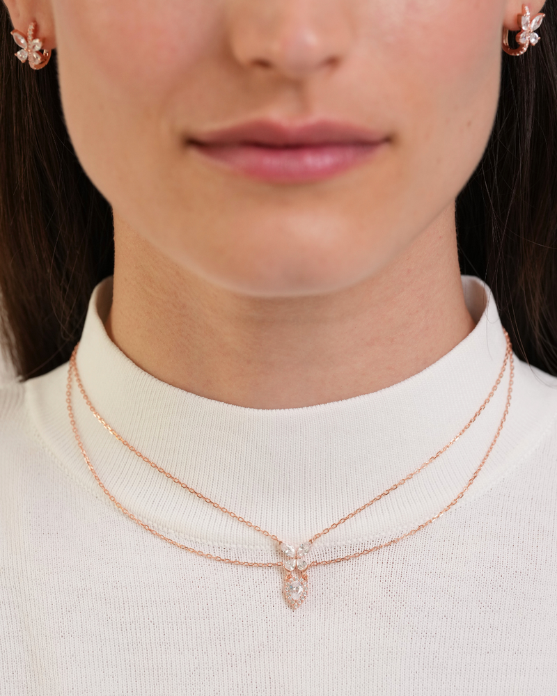 Collier ras-de-cou Papillon rose en argent 925 doré à l'or 18 carats & zirconiums - porté zoom