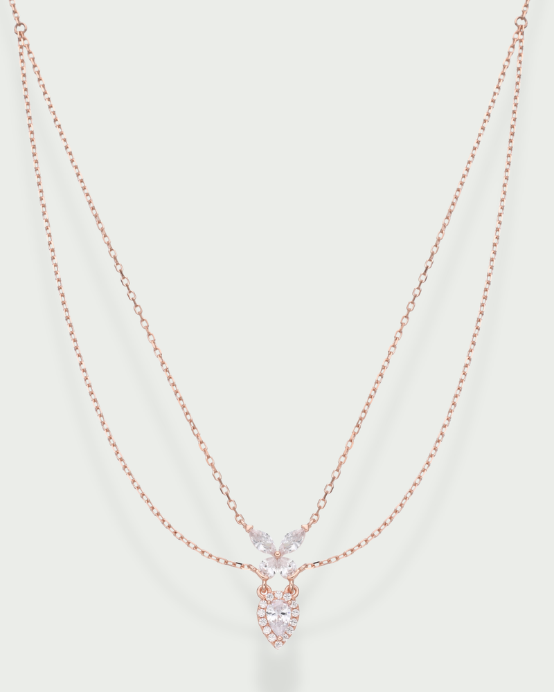 Collier ras-de-cou Papillon rose en argent 925 doré à l'or 18 carats & zirconiums - fond blanc