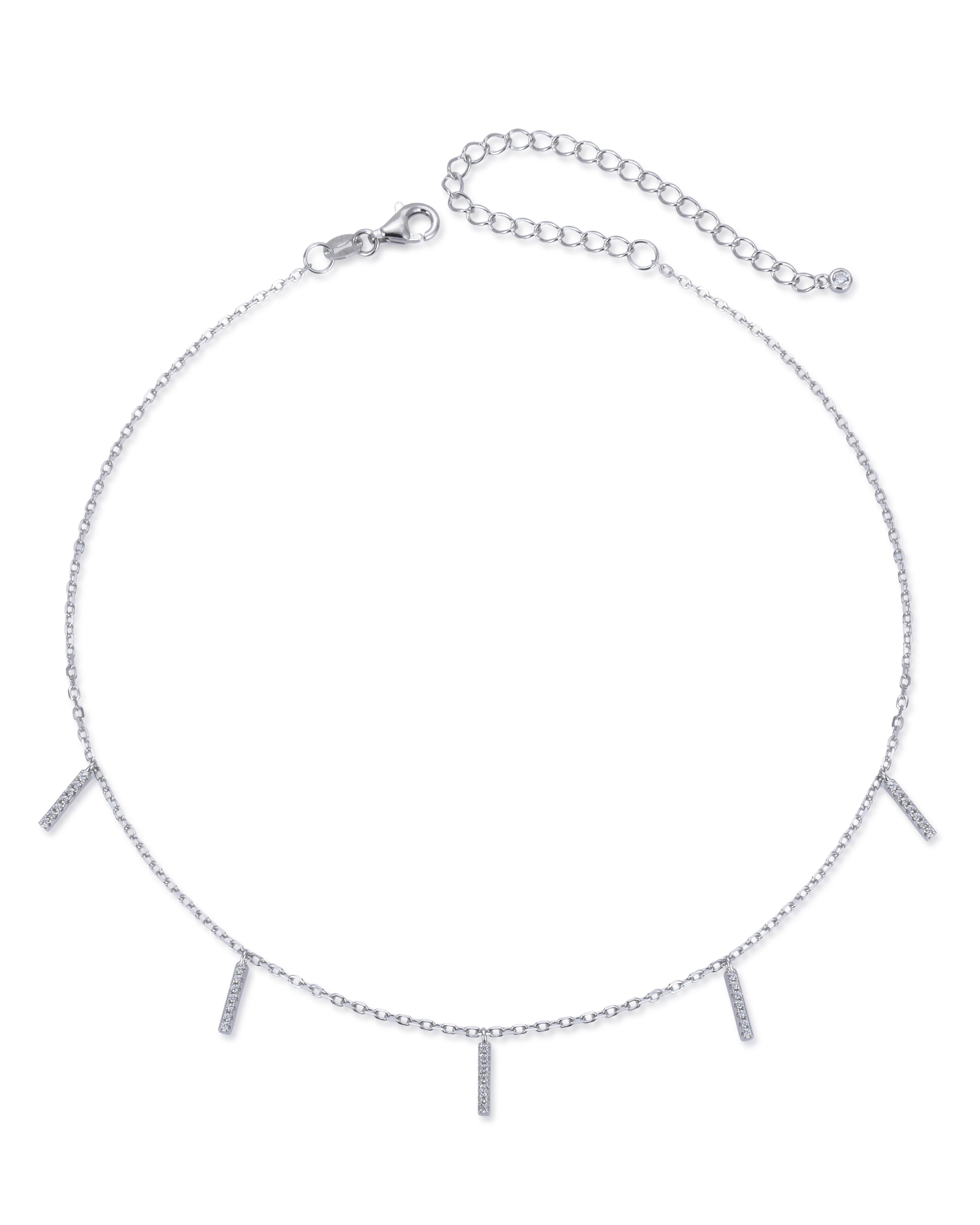 Choker doré en argent 925 rhodié, chaîne fine et barrette géométrique lisse, rendu moderne et lumineux.