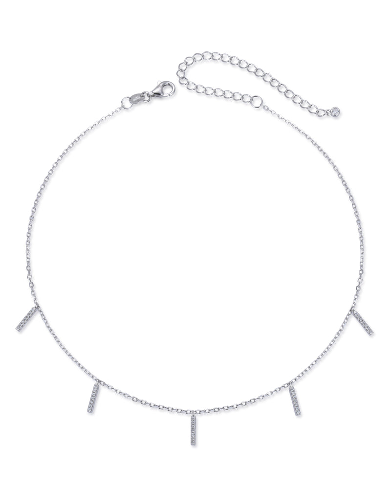 Choker doré en argent 925 rhodié, chaîne fine et barrette géométrique lisse, rendu moderne et lumineux.