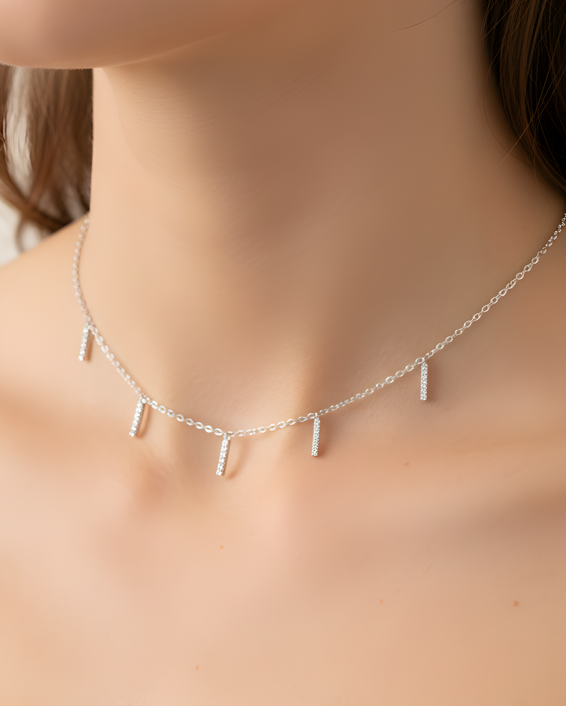 Choker doré en argent 925 rhodié, chaîne fine et barrette géométrique lisse, rendu moderne et lumineux.