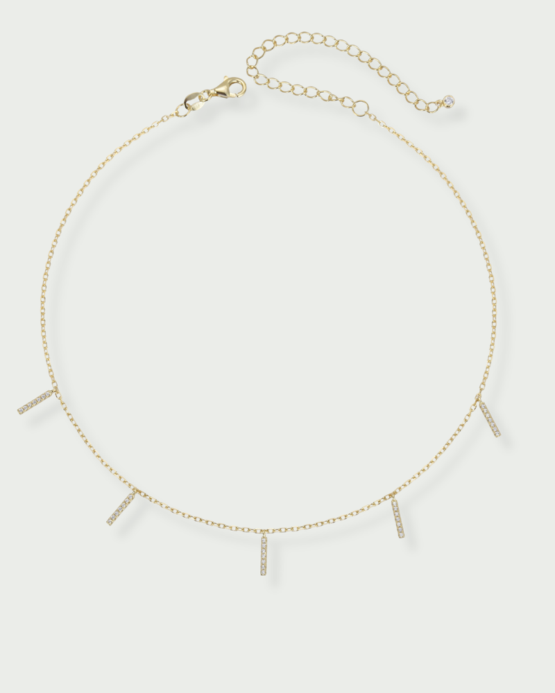 Choker doré en argent 925 doré à l'or 18 carats, chaîne fine et barrette géométrique lisse, rendu moderne et lumineux.