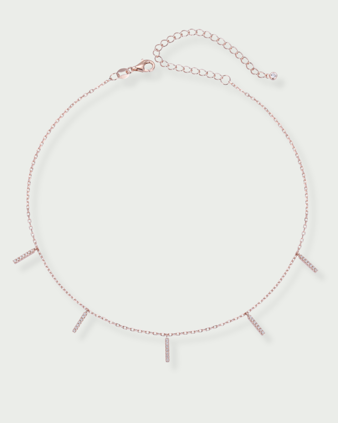 Choker doré en argent 925 doré à l'or 18 carats, chaîne fine et barrette géométrique lisse, rendu moderne et lumineux.