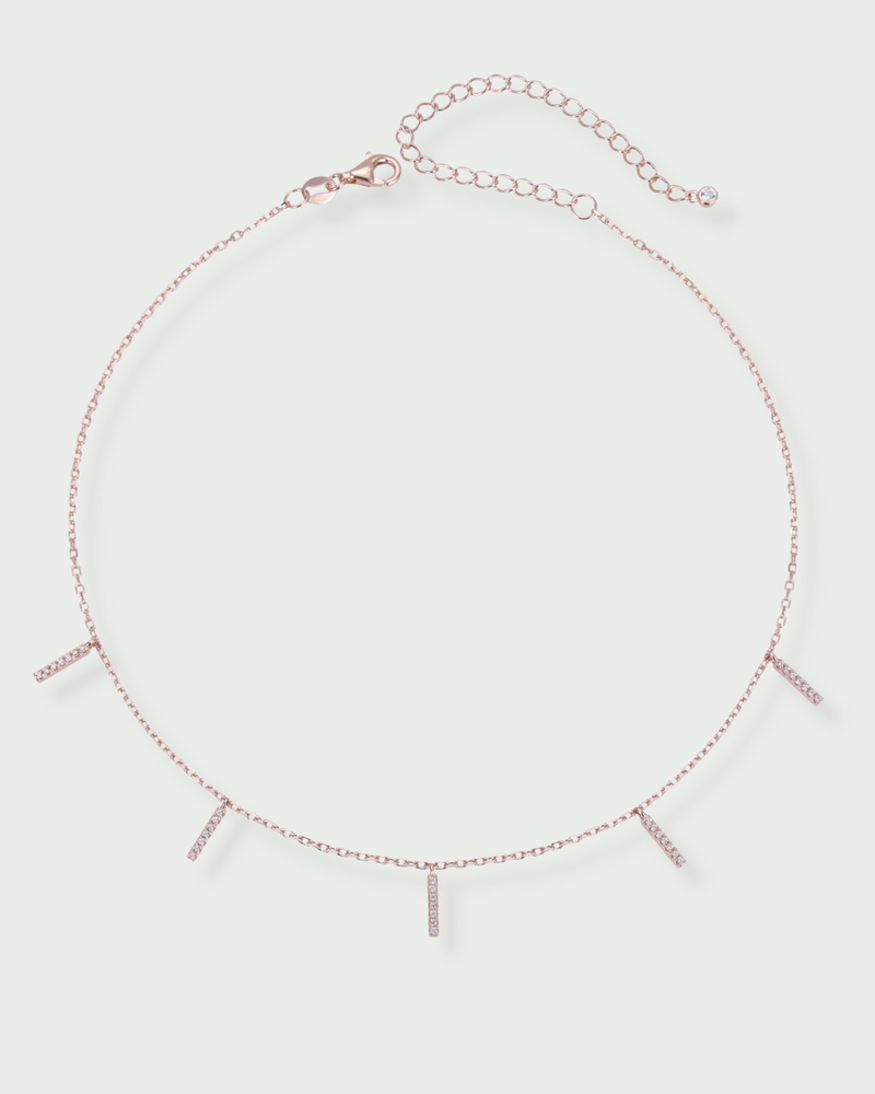 Choker doré en argent 925 doré à l'or 18 carats, chaîne fine et barrette géométrique lisse, rendu moderne et lumineux.